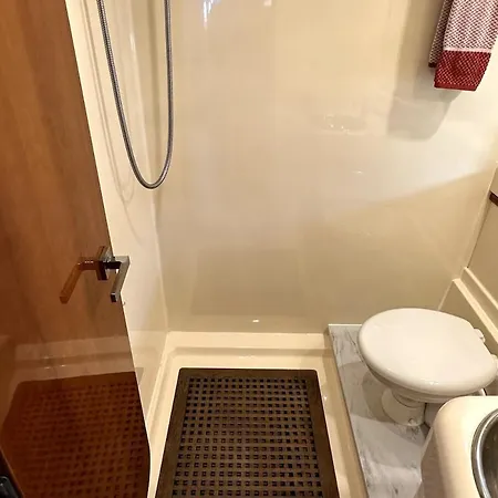 Gorgeous Yacht With 3 Bedrooms 2 Bathrooms * Lisbon