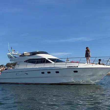 Botel Gorgeous Yacht With 3 Bedrooms 2 Bathrooms Lisbon