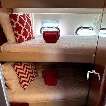 Gorgeous Yacht With 3 Bedrooms 2 Bathrooms * Lisboa