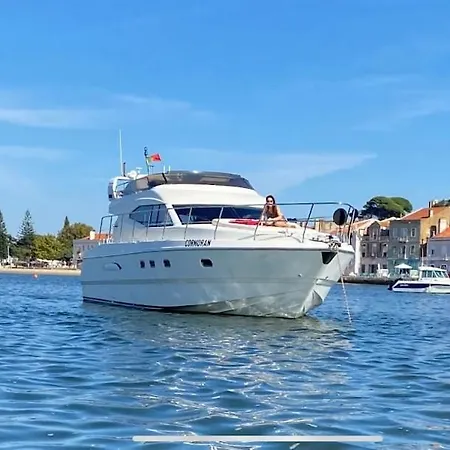 Botel Gorgeous Yacht With 3 Bedrooms 2 Bathrooms Lisbon