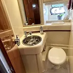 Gorgeous Yacht With 3 Bedrooms 2 Bathrooms 보트호텔