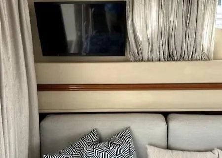 Gorgeous Yacht With 3 Bedrooms 2 Bathrooms Botel *