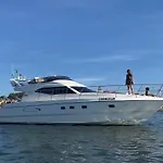Botel Gorgeous Yacht With 3 Bedrooms 2 Bathrooms Lisbon
