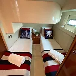 Gorgeous Yacht With 3 Bedrooms 2 Bathrooms * Lisbon