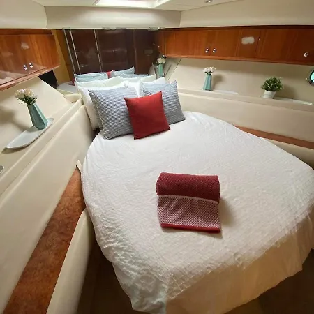 Gorgeous Yacht With 3 Bedrooms 2 Bathrooms * Lisbon
