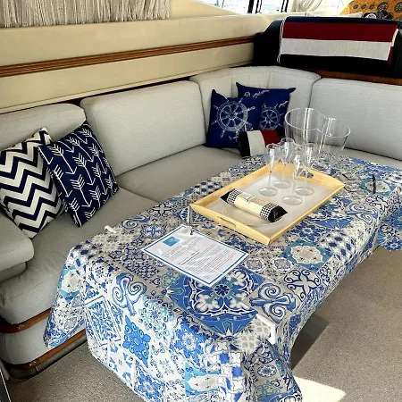 Gorgeous Yacht With 3 Bedrooms 2 Bathrooms * Lisbon