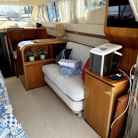 Gorgeous Yacht With 3 Bedrooms 2 Bathrooms Botel *