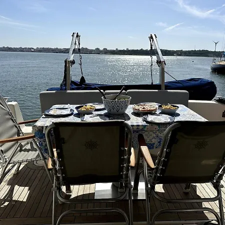 Gorgeous Yacht With 3 Bedrooms 2 Bathrooms Botel Lisbon