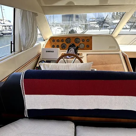 Gorgeous Yacht With 3 Bedrooms 2 Bathrooms بوتيل *